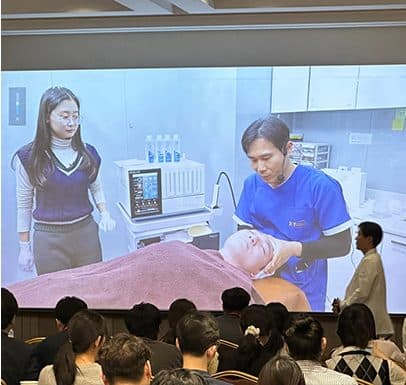 라이브 시술 시연을 진행하는 학회 세션